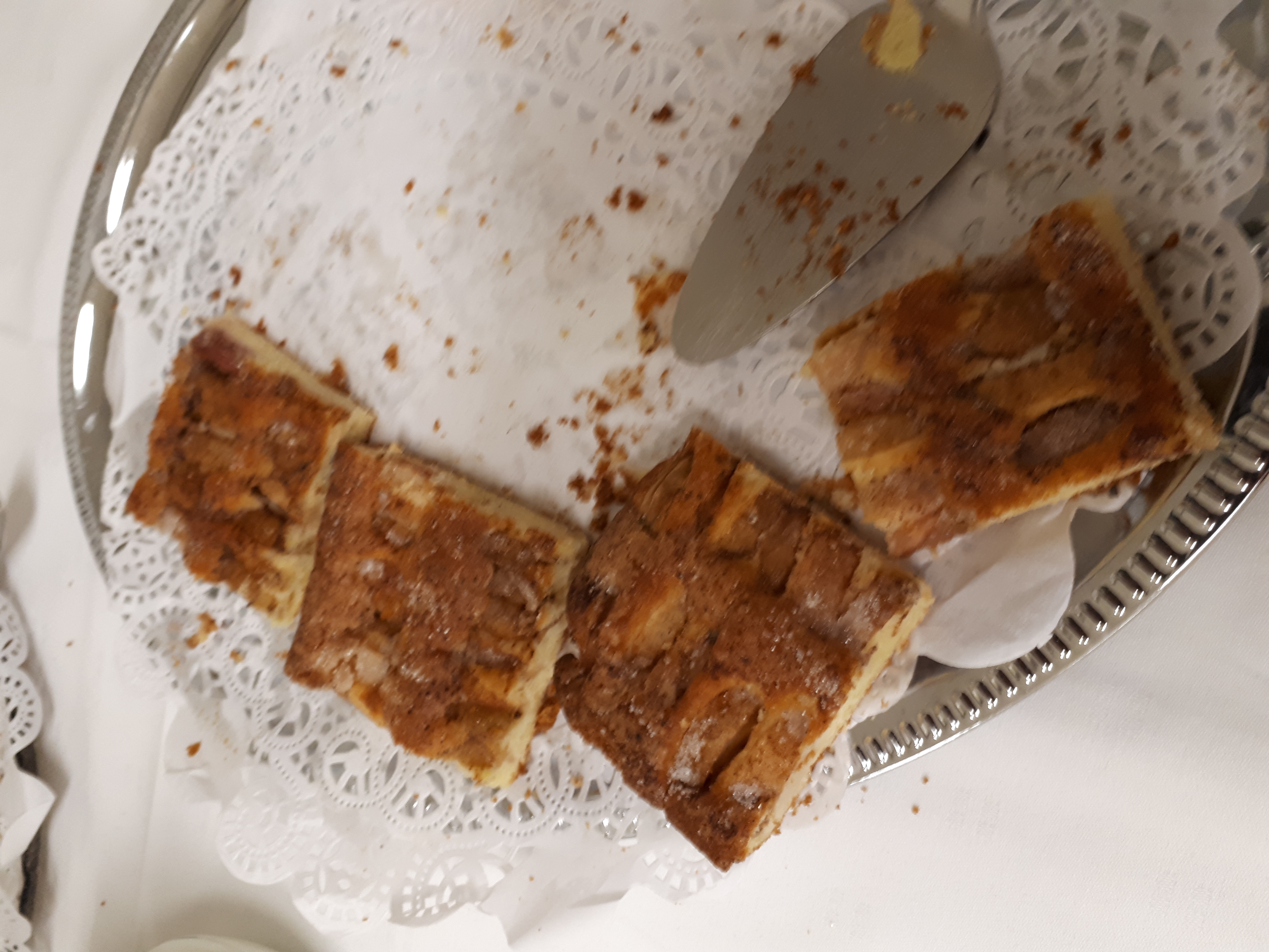 Avoin olkkari piirakanpaloja tarjottimella