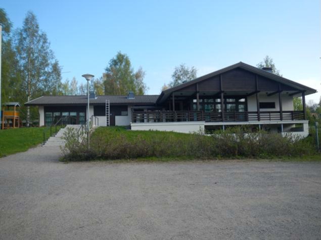 Valokuva koko seurakuntakodista ulkopuolelta sen edestä otettuna